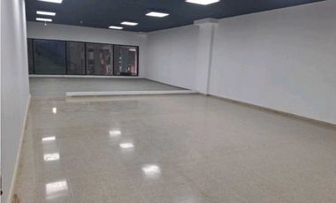 LOCAL COMERCIAL   EN  PLAZA    AGORA   CHANIS  174M2