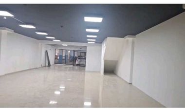 LOCAL COMERCIAL   EN  PLAZA    AGORA   CHANIS  174M2