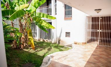 BETANIA  / URB. LOS ANGELES / CASA DE 4 NIVELES / 450 m2 / PATIO