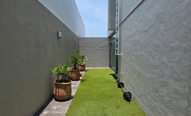 RESIDENCIA EN VENTA, 2 PLANTAS, 4 RECÁMARAS, 3.5 BAÑOS, COCHERA PARA 3 AUTOS
