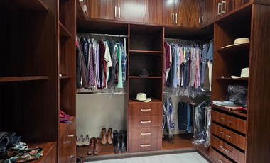 RESIDENCIA EN VENTA, 2 PLANTAS, 4 RECÁMARAS, 3.5 BAÑOS, COCHERA PARA 3 AUTOS