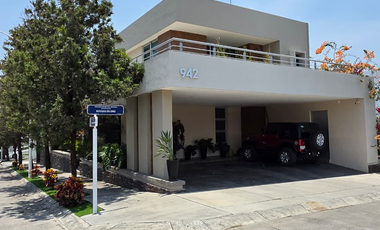 RESIDENCIA EN VENTA, 2 PLANTAS, 4 RECÁMARAS, 3.5 BAÑOS, COCHERA PARA 3 AUTOS
