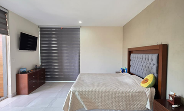 RESIDENCIA EN VENTA, 2 PLANTAS, 4 RECÁMARAS, 3.5 BAÑOS, COCHERA PARA 3 AUTOS