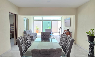 RESIDENCIA EN VENTA, 2 PLANTAS, 4 RECÁMARAS, 3.5 BAÑOS, COCHERA PARA 3 AUTOS