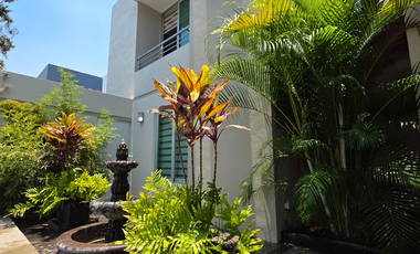 RESIDENCIA EN VENTA, 2 PLANTAS, 4 RECÁMARAS, 3.5 BAÑOS, COCHERA PARA 3 AUTOS