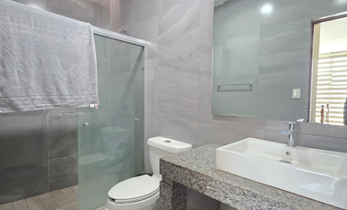 RESIDENCIA EN VENTA, 2 PLANTAS, 4 RECÁMARAS, 3.5 BAÑOS, COCHERA PARA 3 AUTOS