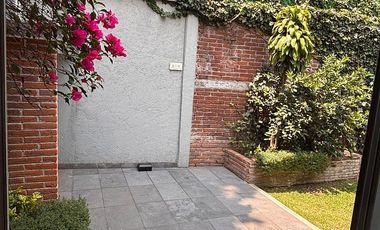 LINDA CASA EN CONDOMINIO DE UN NIVEL CON JARDIN