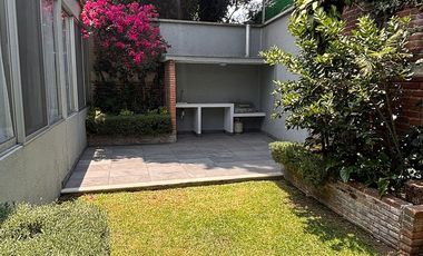 LINDA CASA EN CONDOMINIO DE UN NIVEL CON JARDIN