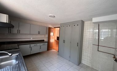 LINDA CASA EN CONDOMINIO DE UN NIVEL CON JARDIN