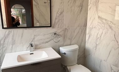 LINDA CASA EN CONDOMINIO DE UN NIVEL CON JARDIN