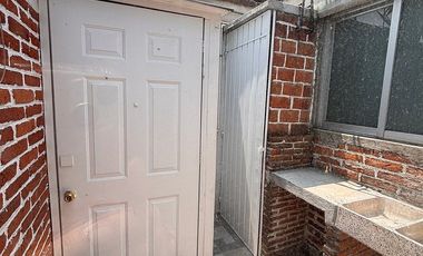 LINDA CASA EN CONDOMINIO DE UN NIVEL CON JARDIN