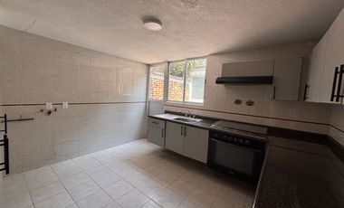 LINDA CASA EN CONDOMINIO DE UN NIVEL CON JARDIN