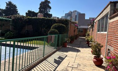 LINDA CASA EN CONDOMINIO DE UN NIVEL CON JARDIN
