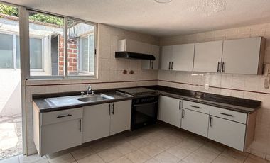 LINDA CASA EN CONDOMINIO DE UN NIVEL CON JARDIN