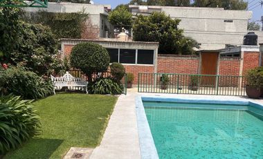 LINDA CASA EN CONDOMINIO DE UN NIVEL CON JARDIN