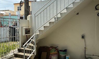 Casa con departamento en planta alta.
