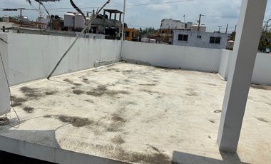 Casa con departamento en planta alta.