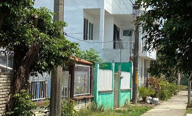 Casa con departamento en planta alta.