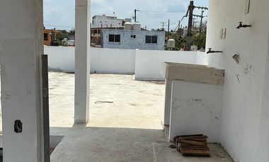 Casa con departamento en planta alta.