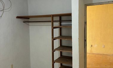 Casa con departamento en planta alta.
