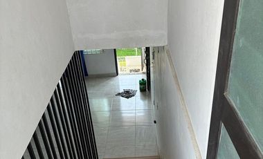 Casa con departamento en planta alta.