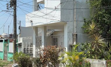 Casa con departamento en planta alta.