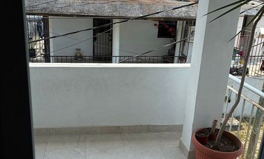 Casa con departamento en planta alta.