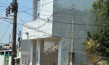 Casa con departamento en planta alta.
