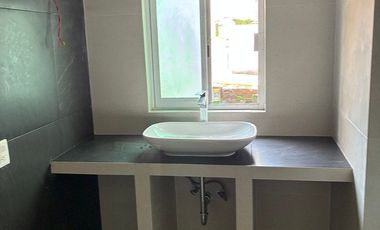 Casa con departamento en planta alta.
