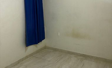 Casa con departamento en planta alta.