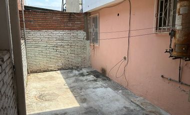 Casa con departamento en planta alta.