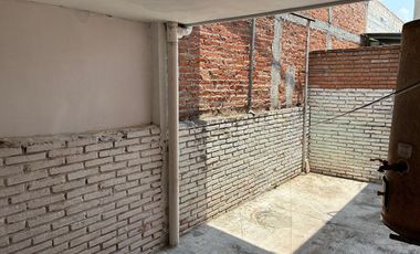 Casa con departamento en planta alta.