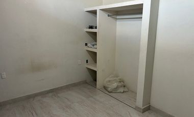 Casa con departamento en planta alta.