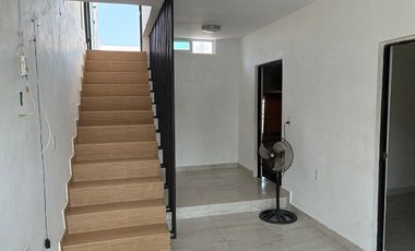 Casa con departamento en planta alta.