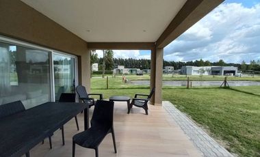 CASA EN VENTA EN MIRALAGOS 2
