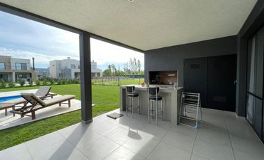 CASA 6 AMB EN VENTA BARRIO CERRADO CHATEAU PILAR