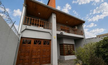 Casa 5 ambientes en venta San José c/amplio jardín
