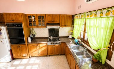 Casa 5 ambientes en venta San José c/amplio jardín
