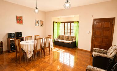 Casa 5 ambientes en venta San José c/amplio jardín
