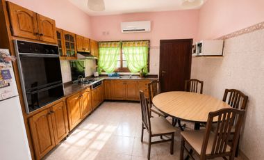Casa 5 ambientes en venta San José c/amplio jardín