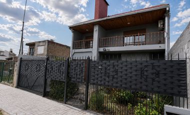 Casa 5 ambientes en venta San José c/amplio jardín