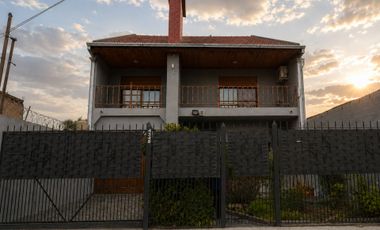 Casa 5 ambientes en venta San José c/amplio jardín