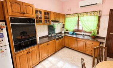 Casa 5 ambientes en venta San José c/amplio jardín