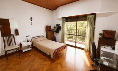 Casa 5 ambientes en venta San José c/amplio jardín