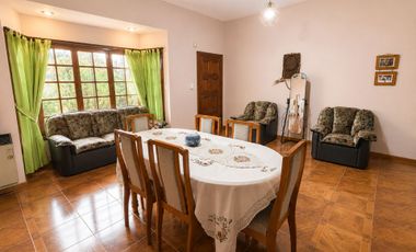 Casa 5 ambientes en venta San José c/amplio jardín