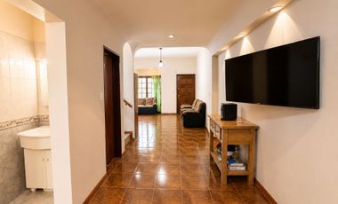 Casa 5 ambientes en venta San José c/amplio jardín