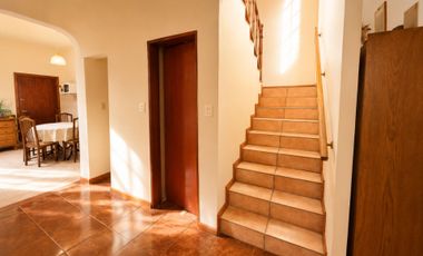 Casa 5 ambientes en venta San José c/amplio jardín