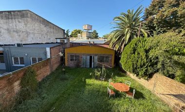 CASA CON LOCAL AL FRENTE EN ADROGUE Y GRAN TERRENO