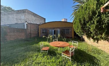 CASA CON LOCAL AL FRENTE EN ADROGUE Y GRAN TERRENO