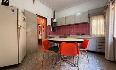 CASA CON LOCAL AL FRENTE EN ADROGUE Y GRAN TERRENO